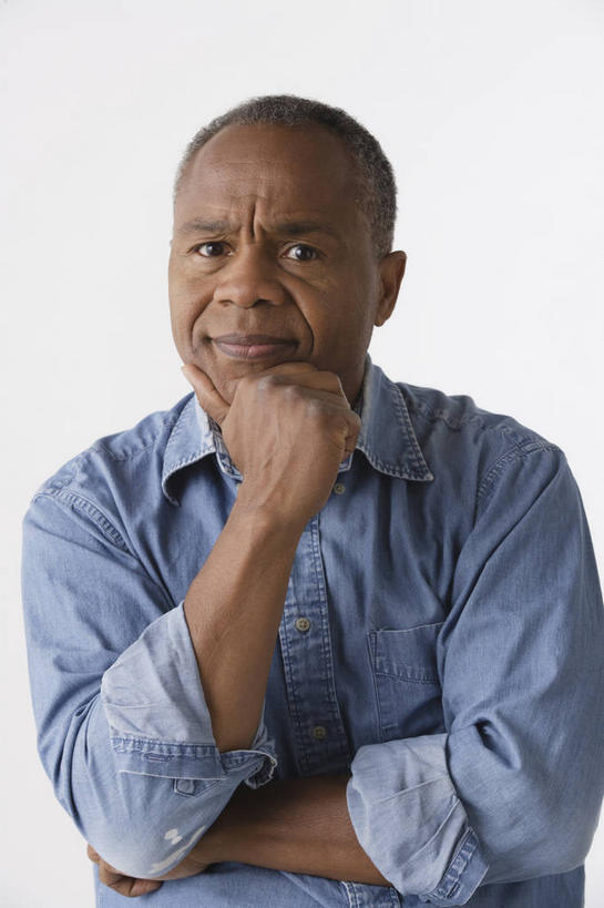 西方人,一个人,站,竖图,室内,白天,白色背景,正面,衬衫,欧洲,非洲,黑人,欧洲人,仅一个男性,仅一个人,仅一个中年男性,撑,服装,托腮,注视,衣服,蓝色,观察,看,托,站着,思考,摄影,服饰,影棚,观看,察看,衣着,穿着,关注,托下巴,思虑,衣饰,单手托腮,男人,男性,中年男性,非洲人,站立,半身,彩图,影棚拍摄,衬衣,拍摄