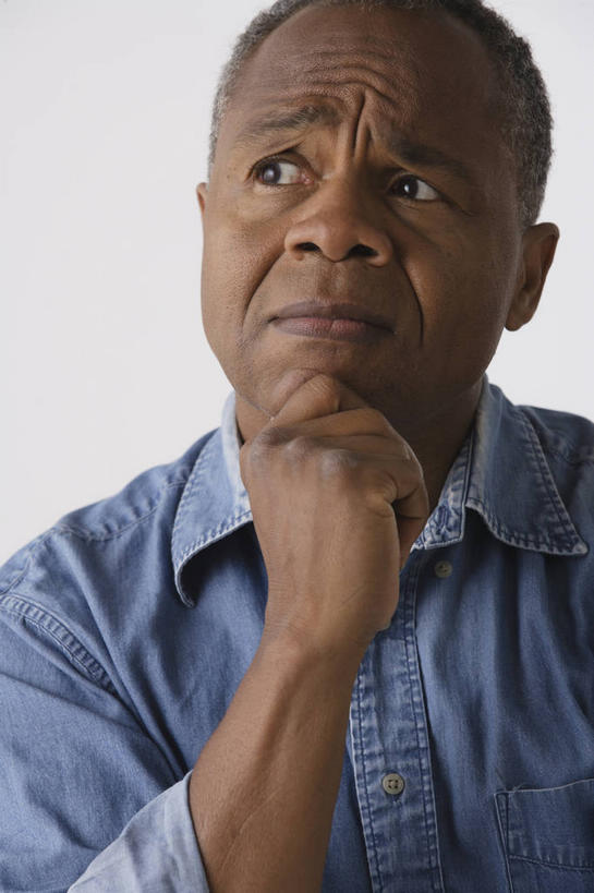 西方人,脸,头,脸颊,脖子,手,一个人,站,竖图,室内,特写,白天,白色背景,正面,衬衫,欧洲,非洲,黑人,欧洲人,仅一个男性,仅一个人,仅一个中年男性,撑,服装,托腮,注视,肩膀,衣服,蓝色,观察,看,托,站着,思考,手部,摄影,服饰,影棚,观看,单手,察看,衣着,穿着,关注,托下巴,思虑,衣饰,单手托腮,男人,男性,中年男性,非洲人,头部,脖,颈,颈部,脸部,脸蛋,面部,站立,半身,彩图,影棚拍摄,衬衣,拍摄