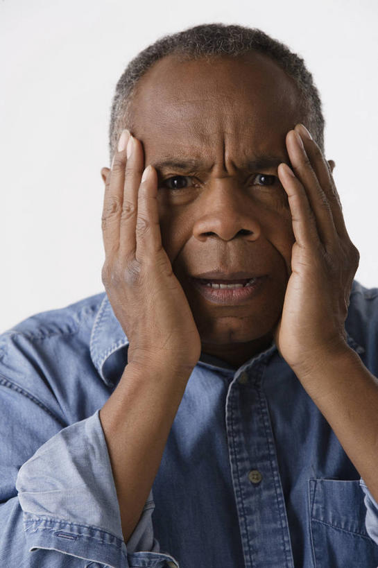 西方人,脸,头,脸颊,脖子,手,一个人,摸,竖图,室内,特写,白天,白色背景,正面,衬衫,失败,欧洲,非洲,黑人,欧洲人,双手,仅一个男性,仅一个人,仅一个中年男性,抚摸,服装,沮丧,注视,肩膀,衣服,蓝色,观察,看,难受,手部,无奈,摄影,服饰,影棚,观看,失望,悲伤,察看,伤心,难过,衣着,穿着,关注,失落,颓废,挫败,受挫,落败,落空,错过,失足,失意,失策,失算,颓丧,衰颓,悲哀,懊丧,颓靡,气馁,丧气,衣饰,败北,挫折,失利,男人,男性,中年男性,非洲人,头部,脖,颈,颈部,脸部,脸蛋,面部,触摸,接触,半身,彩图,影棚拍摄,衬衣,拍摄