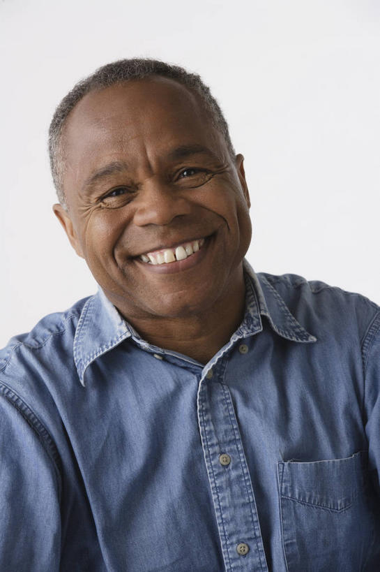 西方人,脸,头,脸颊,脖子,一个人,笑,微笑,露齿笑,竖图,室内,特写,白天,白色背景,正面,衬衫,欧洲,非洲,黑人,欧洲人,仅一个男性,仅一个人,仅一个中年男性,服装,注视,肩膀,衣服,蓝色,观察,看,摄影,服饰,影棚,观看,察看,衣着,穿着,关注,衣饰,男人,男性,中年男性,非洲人,头部,脖,颈,颈部,脸部,脸蛋,面部,半身,彩图,影棚拍摄,衬衣,拍摄