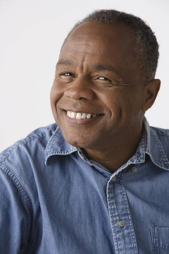 西方人,脸,头,脸颊,脖子,一个人,笑,微笑,露齿笑,竖图,室内,特写,白天,白色背景,正面,衬衫,欧洲,非洲,黑人,欧洲人,仅一个男性,仅一个人,仅一个中年男性,服装,扭头,注视,肩膀,衣服,蓝色,观察,看,转头,摄影,服饰,影棚,观看,察看,衣着,穿着,关注,衣饰,男人,男性,中年男性,非洲人,头部,脖,颈,颈部,脸部,脸蛋,面部,半身,彩图,影棚拍摄,衬衣,拍摄