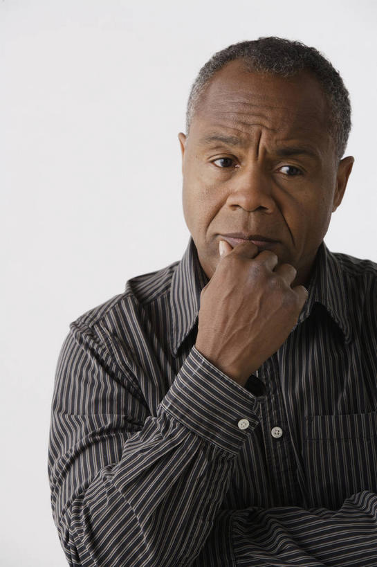 西方人,脸,头,脸颊,脖子,手,一个人,竖图,室内,特写,白天,白色背景,正面,衬衫,欧洲,非洲,黑人,欧洲人,仅一个男性,仅一个人,仅一个中年男性,撑,服装,托腮,注视,肩膀,衣服,灰色,观察,看,托,思考,手部,摄影,服饰,影棚,观看,单手,察看,衣着,穿着,关注,托下巴,思虑,衣饰,单手托腮,男人,男性,中年男性,非洲人,头部,脖,颈,颈部,脸部,脸蛋,面部,半身,彩图,影棚拍摄,衬衣,拍摄