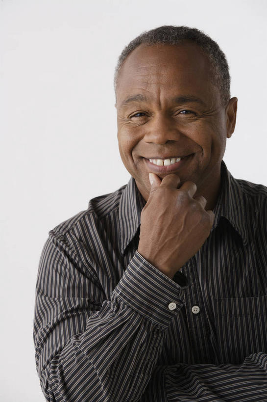 西方人,脸,头,脸颊,脖子,手,一个人,笑,微笑,露齿笑,竖图,室内,特写,白天,白色背景,正面,衬衫,欧洲,非洲,黑人,欧洲人,仅一个男性,仅一个人,仅一个中年男性,撑,服装,托腮,注视,肩膀,衣服,灰色,观察,看,托,思考,手部,摄影,服饰,影棚,观看,单手,察看,衣着,穿着,关注,托下巴,思虑,衣饰,单手托腮,男人,男性,中年男性,非洲人,头部,脖,颈,颈部,脸部,脸蛋,面部,半身,彩图,影棚拍摄,衬衣,拍摄