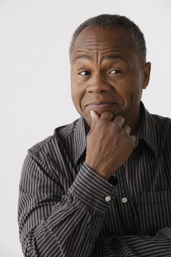 西方人,脸,头,脸颊,脖子,手,一个人,笑,微笑,竖图,室内,特写,白天,白色背景,正面,衬衫,欧洲,非洲,黑人,欧洲人,仅一个男性,仅一个人,仅一个中年男性,撑,服装,托腮,注视,肩膀,衣服,灰色,观察,看,托,思考,手部,摄影,服饰,影棚,观看,单手,察看,衣着,穿着,关注,托下巴,思虑,衣饰,单手托腮,男人,男性,中年男性,非洲人,头部,脖,颈,颈部,脸部,脸蛋,面部,半身,彩图,影棚拍摄,衬衣,拍摄