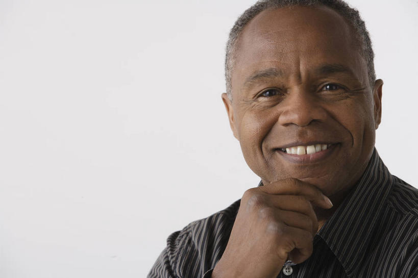 西方人,脸,头,脸颊,脖子,手,一个人,笑,微笑,露齿笑,横图,室内,特写,白天,白色背景,正面,衬衫,欧洲,非洲,黑人,欧洲人,仅一个男性,仅一个人,仅一个中年男性,撑,服装,托腮,注视,肩膀,衣服,灰色,观察,看,托,思考,手部,摄影,服饰,影棚,观看,单手,察看,衣着,穿着,关注,托下巴,思虑,衣饰,单手托腮,男人,男性,中年男性,非洲人,头部,脖,颈,颈部,脸部,脸蛋,面部,半身,彩图,影棚拍摄,衬衣,拍摄