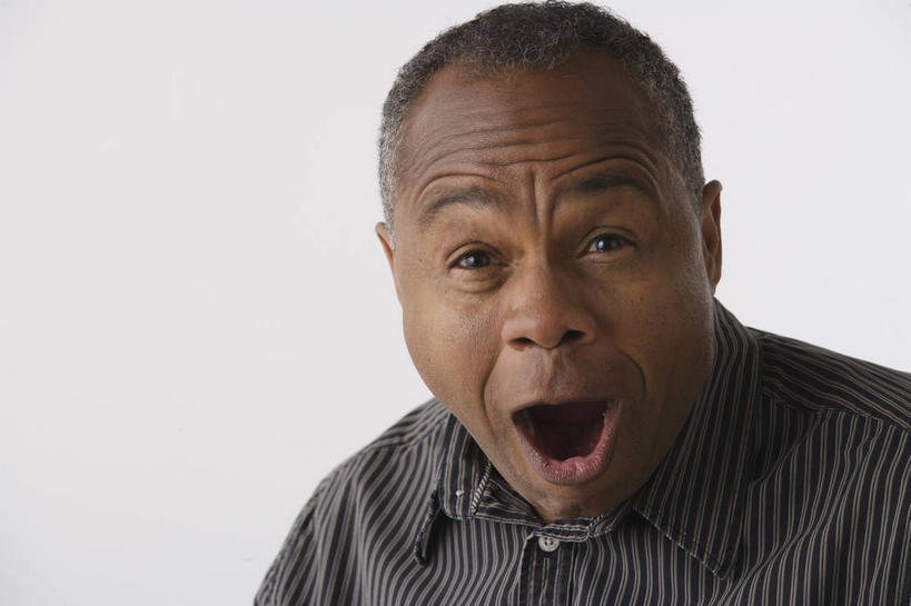 西方人,脸,头,脸颊,一个人,横图,室内,特写,白天,白色背景,正面,衬衫,欧洲,非洲,黑人,欧洲人,仅一个男性,仅一个人,仅一个中年男性,服装,惊讶,注视,肩膀,衣服,灰色,观察,看,张嘴,摄影,服饰,影棚,观看,惊奇,察看,衣着,穿着,关注,张大嘴巴,衣饰,男人,男性,中年男性,非洲人,头部,脸部,脸蛋,面部,张开嘴,半身,彩图,影棚拍摄,衬衣,拍摄