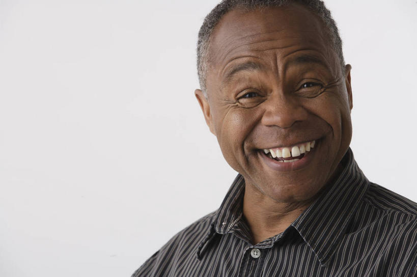 西方人,脸,头,脸颊,一个人,笑,微笑,露齿笑,横图,室内,特写,白天,白色背景,正面,衬衫,欧洲,非洲,黑人,欧洲人,仅一个男性,仅一个人,仅一个中年男性,服装,注视,肩膀,衣服,灰色,观察,看,摄影,服饰,影棚,观看,察看,衣着,穿着,关注,衣饰,男人,男性,中年男性,非洲人,头部,脸部,脸蛋,面部,半身,彩图,影棚拍摄,衬衣,拍摄