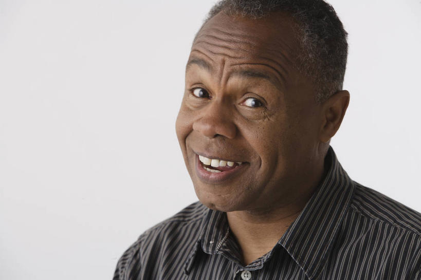 西方人,脸,头,脸颊,一个人,笑,微笑,露齿笑,横图,室内,特写,白天,白色背景,正面,衬衫,欧洲,非洲,黑人,欧洲人,仅一个男性,仅一个人,仅一个中年男性,服装,注视,肩膀,衣服,灰色,观察,看,摄影,服饰,影棚,观看,察看,衣着,穿着,关注,衣饰,男人,男性,中年男性,非洲人,头部,脸部,脸蛋,面部,半身,彩图,影棚拍摄,衬衣,拍摄