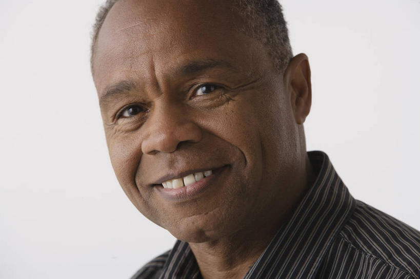 西方人,脸,头,脸颊,一个人,笑,微笑,露齿笑,横图,室内,特写,白天,白色背景,正面,衬衫,欧洲,非洲,黑人,欧洲人,仅一个男性,仅一个人,仅一个中年男性,服装,注视,肩膀,衣服,灰色,观察,看,摄影,服饰,影棚,观看,察看,衣着,穿着,关注,衣饰,男人,男性,中年男性,非洲人,头部,脸部,脸蛋,面部,半身,彩图,影棚拍摄,衬衣,拍摄