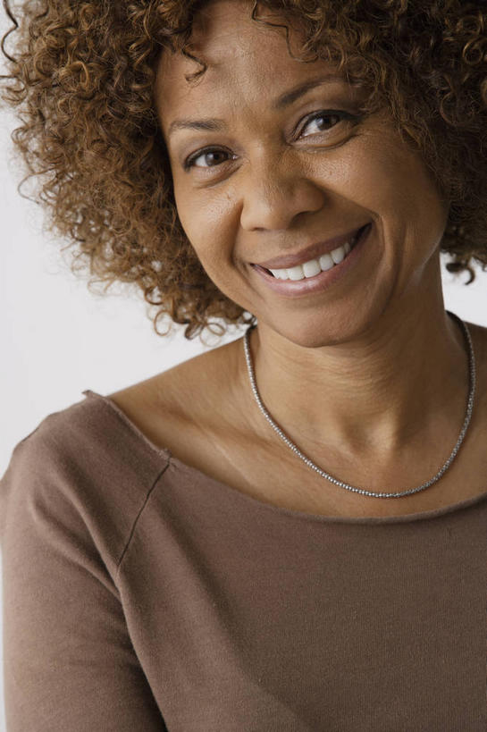 西方人,脸,头,脸颊,脖子,头发,一个人,笑,微笑,露齿笑,竖图,室内,特写,白天,白色背景,正面,项链,欧洲,非洲,黑人,欧洲人,仅一个女性,仅一个人,服装,褐色,棕色,注视,休闲装,肩膀,装饰品,衣服,饰品,首饰,观察,看,仅一个中年女性,休闲,休闲服,摄影,服饰,影棚,观看,察看,关注,女人,女性,中年女性,非洲人,头部,卷发,脖,颈,颈部,脸部,脸蛋,面部,半身,彩图,影棚拍摄,拍摄,短发