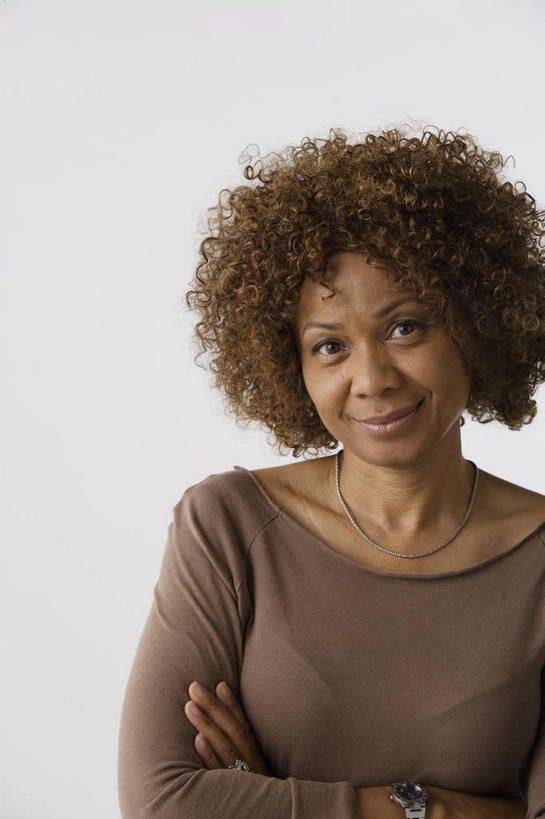 西方人,一个人,站,笑,双手交叉,微笑,竖图,室内,白天,白色背景,正面,项链,欧洲,非洲,黑人,欧洲人,仅一个女性,仅一个人,服装,褐色,注视,休闲装,装饰品,衣服,饰品,首饰,观察,看,站着,仅一个中年女性,休闲,休闲服,摄影,服饰,影棚,观看,察看,双手抱胸,关注,女人,女性,中年女性,非洲人,站立,半身,彩图,影棚拍摄,拍摄