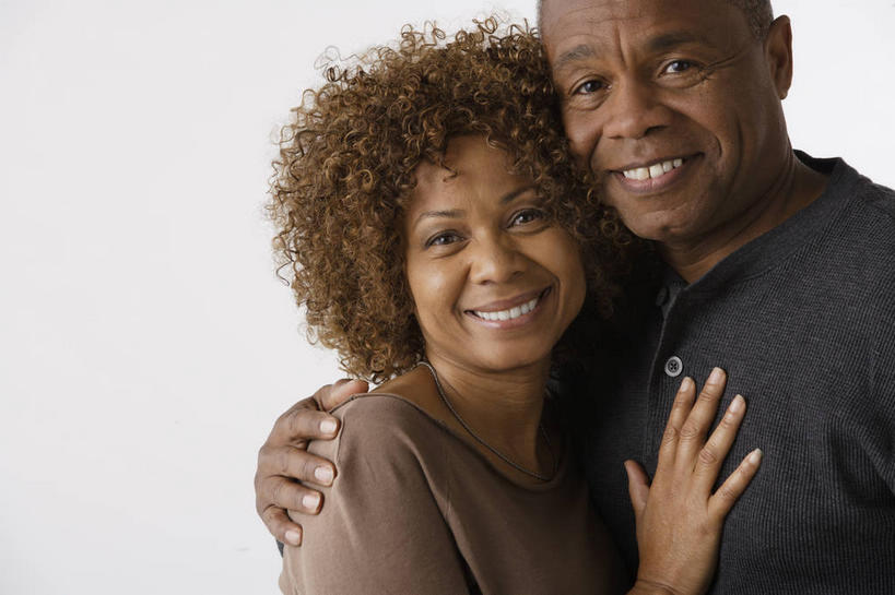 西方人,中年人,两个人,家庭,夫妻,站,抱,笑,微笑,露齿笑,横图,室内,白天,白色背景,正面,爱情,欧洲,非洲,黑人,欧洲人,服装,褐色,浪漫,依偎,注视,休闲装,衣服,观察,看,靠,靠着,倚靠,站着,休闲,温暖,温馨,一家人,休闲服,恩爱,恋人,摄影,服饰,影棚,抱着,观看,和睦,察看,搂着,倚着,关注,依附,依赖,投靠,男人,男性,女人,女性,中年男性,中年女性,非洲人,夫妇,情侣,怀抱,搂,搂抱,相抱,拥抱,站立,半身,彩图,影棚拍摄,拍摄,伴侣,融洽