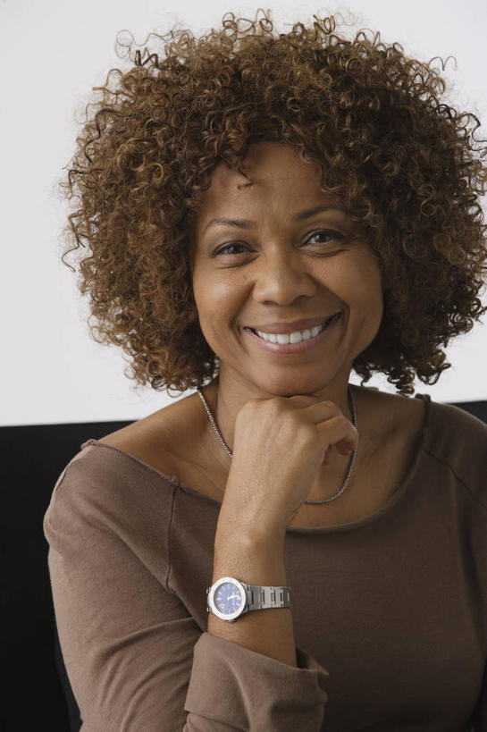 西方人,一个人,坐,笑,微笑,露齿笑,竖图,室内,白天,白色背景,正面,项链,椅子,欧洲,非洲,黑人,欧洲人,仅一个女性,仅一个人,撑,服装,时间,时钟,手表,褐色,计时,托腮,注视,休闲装,装饰品,衣服,会议椅,饰品,首饰,钟表,观察,看,托,仅一个中年女性,休闲,休闲服,表,摄影,服饰,影棚,观看,办公椅,腕表,察看,关注,托下巴,商务椅,培训椅,单手托腮,女人,女性,中年女性,非洲人,钟,坐着,半身,彩图,影棚拍摄,拍摄