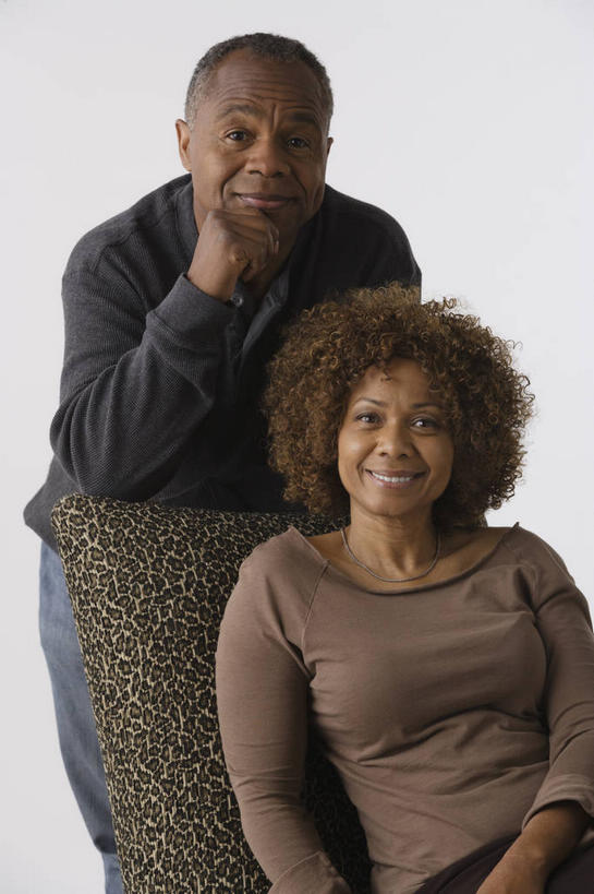 西方人,中年人,两个人,家庭,夫妻,站,坐,笑,微笑,露齿笑,竖图,室内,白天,白色背景,正面,爱情,沙发,欧洲,非洲,黑人,欧洲人,撑,服装,褐色,浪漫,托腮,注视,休闲装,衣服,观察,看,托,站着,休闲,温暖,温馨,一家人,休闲服,恩爱,恋人,摄影,服饰,影棚,观看,和睦,察看,关注,托下巴,布艺沙发,单手托腮,男人,男性,女人,女性,中年男性,中年女性,非洲人,夫妇,情侣,站立,坐着,半身,彩图,影棚拍摄,拍摄,伴侣,融洽