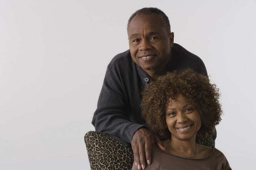 西方人,中年人,两个人,家庭,夫妻,站,坐,笑,微笑,露齿笑,横图,室内,白天,白色背景,正面,爱情,沙发,欧洲,非洲,黑人,欧洲人,服装,褐色,浪漫,注视,休闲装,衣服,观察,看,站着,休闲,温暖,温馨,一家人,休闲服,恩爱,搭,恋人,摄影,服饰,影棚,观看,和睦,察看,搭着,关注,布艺沙发,男人,男性,女人,女性,中年男性,中年女性,非洲人,夫妇,情侣,站立,坐着,半身,彩图,影棚拍摄,拍摄,伴侣,融洽