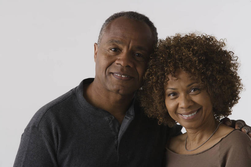 西方人,中年人,两个人,家庭,夫妻,站,抱,笑,微笑,露齿笑,横图,室内,白天,白色背景,正面,爱情,项链,欧洲,非洲,黑人,欧洲人,服装,褐色,浪漫,依偎,注视,休闲装,装饰品,衣服,饰品,首饰,观察,看,靠,靠着,倚靠,站着,休闲,温暖,温馨,一家人,休闲服,恩爱,恋人,摄影,服饰,影棚,抱着,观看,和睦,察看,搂着,倚着,关注,依附,依赖,投靠,男人,男性,女人,女性,中年男性,中年女性,非洲人,夫妇,情侣,怀抱,搂,搂抱,相抱,拥抱,站立,半身,彩图,影棚拍摄,拍摄,伴侣,融洽