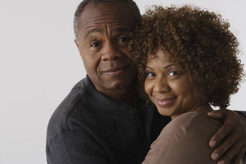 西方人,中年人,背部,两个人,家庭,夫妻,站,抱,笑,微笑,露齿笑,横图,室内,白天,白色背景,正面,爱情,欧洲,非洲,黑人,欧洲人,服装,褐色,浪漫,扭头,注视,休闲装,衣服,观察,看,站着,转头,休闲,温暖,温馨,一家人,休闲服,恩爱,恋人,摄影,服饰,影棚,抱着,观看,和睦,察看,搂着,关注,男人,男性,女人,女性,中年男性,中年女性,非洲人,夫妇,情侣,怀抱,搂,搂抱,相抱,拥抱,站立,半身,彩图,影棚拍摄,拍摄,伴侣,融洽