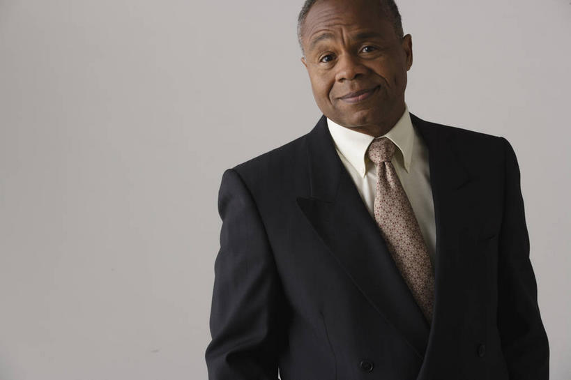 西方人,一个人,商务人士,商务男性,站,笑,微笑,横图,室内,白天,正面,衬衫,欧洲,非洲,黑人,欧洲人,仅一个男性,仅一个人,仅一个中年男性,灰色背景,套装,领带,注视,观察,看,站着,摄影,影棚,观看,察看,象征,庄重,关注,商务装,身份,工薪阶层,正式,地位,男人,男性,中年男性,非洲人,白领,上班族,站立,半身,彩图,影棚拍摄,衬衣,拍摄