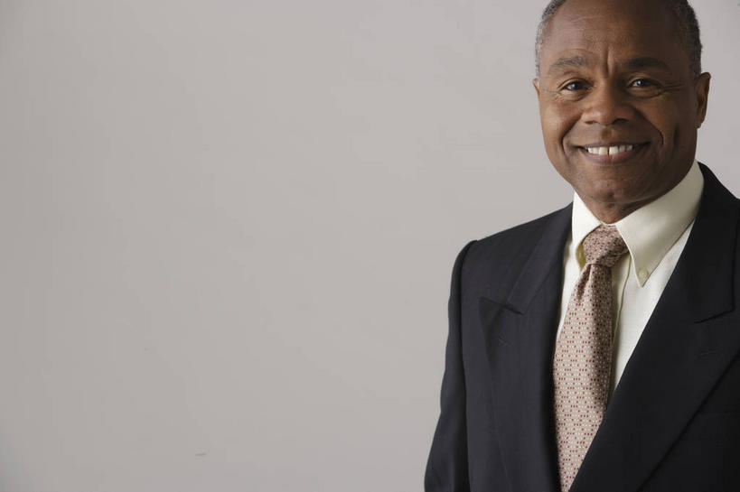 西方人,一个人,商务人士,商务男性,站,笑,微笑,露齿笑,横图,室内,白天,正面,衬衫,欧洲,非洲,黑人,欧洲人,仅一个男性,仅一个人,仅一个中年男性,灰色背景,套装,领带,注视,观察,看,站着,摄影,影棚,观看,察看,象征,庄重,关注,商务装,身份,工薪阶层,正式,地位,男人,男性,中年男性,非洲人,白领,上班族,站立,半身,彩图,影棚拍摄,衬衣,拍摄