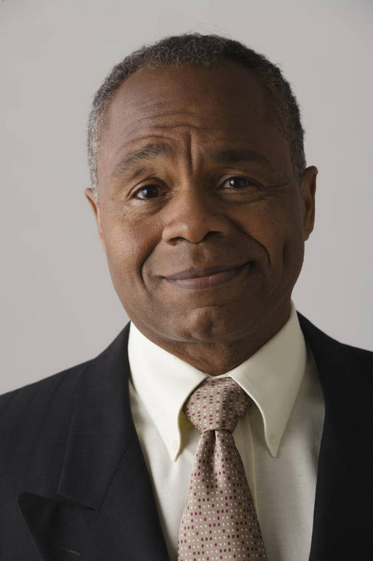 西方人,脸,头,脸颊,脖子,一个人,商务人士,商务男性,站,笑,微笑,竖图,室内,特写,白天,正面,衬衫,欧洲,非洲,黑人,欧洲人,仅一个男性,仅一个人,仅一个中年男性,灰色背景,套装,领带,注视,肩膀,观察,看,站着,摄影,影棚,观看,察看,象征,庄重,关注,商务装,身份,工薪阶层,正式,地位,男人,男性,中年男性,非洲人,头部,脖,颈,颈部,脸部,脸蛋,面部,白领,上班族,站立,半身,彩图,影棚拍摄,衬衣,拍摄