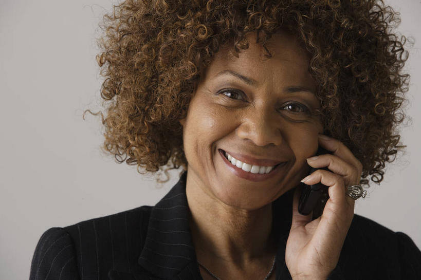 西方人,脸,头,脸颊,脖子,手,头发,一个人,商务人士,商务女性,笑,打电话,微笑,露齿笑,横图,室内,特写,白天,正面,电话,手机,欧洲,非洲,黑人,欧洲人,仅一个女性,仅一个人,握,灰色背景,套装,棕色,拿,听,拿着,注视,通讯设备,肩膀,观察,看,仅一个中年女性,手部,握着,摄影,影棚,观看,单手,察看,关注,商务装,工薪阶层,一部,交流,女人,女性,中年女性,非洲人,头部,卷发,脖,颈,颈部,脸部,脸蛋,面部,白领,上班族,沟通,通话,半身,彩图,影棚拍摄,拍摄,短发