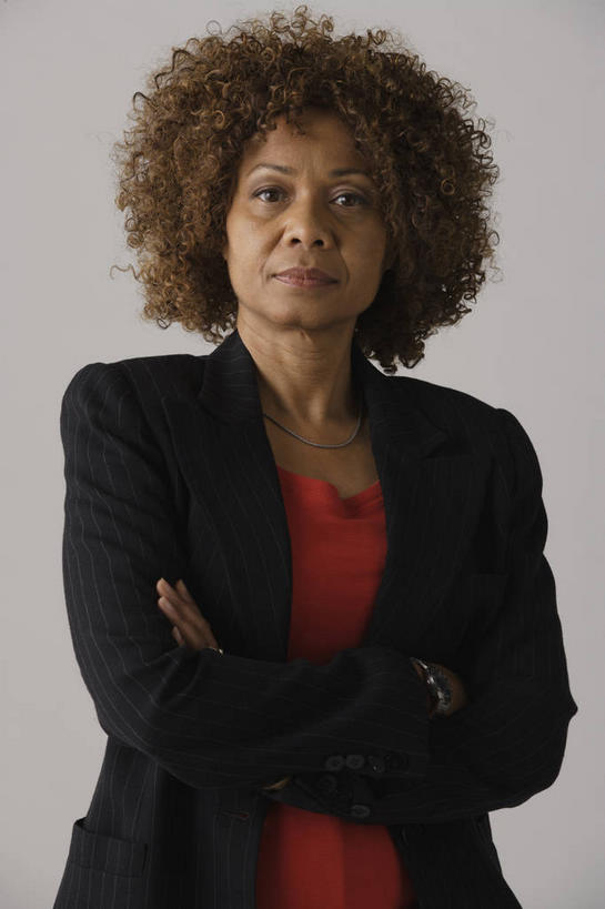 西方人,一个人,商务人士,商务女性,站,笑,双手交叉,微笑,竖图,室内,白天,正面,欧洲,非洲,黑人,欧洲人,仅一个女性,仅一个人,灰色背景,套装,注视,观察,看,站着,仅一个中年女性,摄影,影棚,观看,察看,双手抱胸,关注,商务装,工薪阶层,女人,女性,中年女性,非洲人,白领,上班族,站立,半身,彩图,影棚拍摄,拍摄