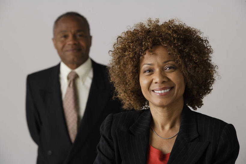 西方人,两个人,同事,商务人士,商务男性,商务女性,站,笑,微笑,露齿笑,横图,室内,白天,正面,衬衫,成功,合作,团队,集体,信心,项链,欧洲,非洲,黑人,欧洲人,灰色背景,套装,领带,注视,队伍,装饰品,饰品,首饰,观察,看,站着,摄影,影棚,观看,察看,领导,象征,庄重,成就,关注,商务装,身份,合伙,领袖,工薪阶层,背手,正式,地位,男人,男性,女人,女性,中年男性,中年女性,非洲人,白领,上班族,站立,半身,彩图,影棚拍摄,衬衣,拍摄