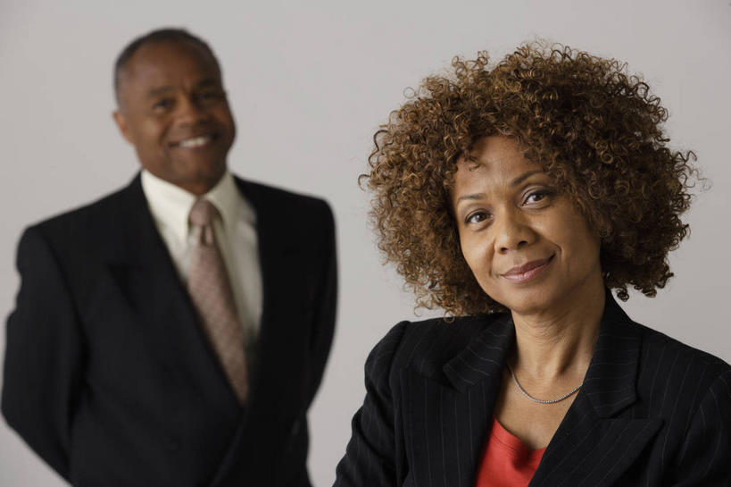 西方人,两个人,同事,商务人士,商务男性,商务女性,站,笑,微笑,露齿笑,横图,室内,白天,正面,衬衫,成功,合作,团队,集体,信心,项链,欧洲,非洲,黑人,欧洲人,灰色背景,套装,领带,注视,队伍,装饰品,饰品,首饰,观察,看,站着,摄影,影棚,观看,察看,领导,象征,庄重,成就,关注,商务装,身份,合伙,领袖,工薪阶层,背手,正式,地位,男人,男性,女人,女性,中年男性,中年女性,非洲人,白领,上班族,站立,半身,彩图,影棚拍摄,衬衣,拍摄