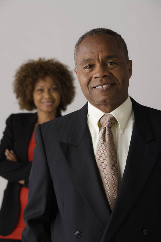 西方人,两个人,同事,商务人士,商务男性,商务女性,站,笑,微笑,露齿笑,竖图,室内,白天,正面,衬衫,成功,合作,团队,集体,信心,项链,欧洲,非洲,黑人,欧洲人,灰色背景,套装,领带,注视,队伍,装饰品,饰品,首饰,观察,看,站着,摄影,影棚,观看,察看,领导,象征,庄重,成就,关注,商务装,身份,合伙,领袖,工薪阶层,正式,地位,男人,男性,女人,女性,中年男性,中年女性,非洲人,白领,上班族,站立,半身,彩图,影棚拍摄,衬衣,拍摄