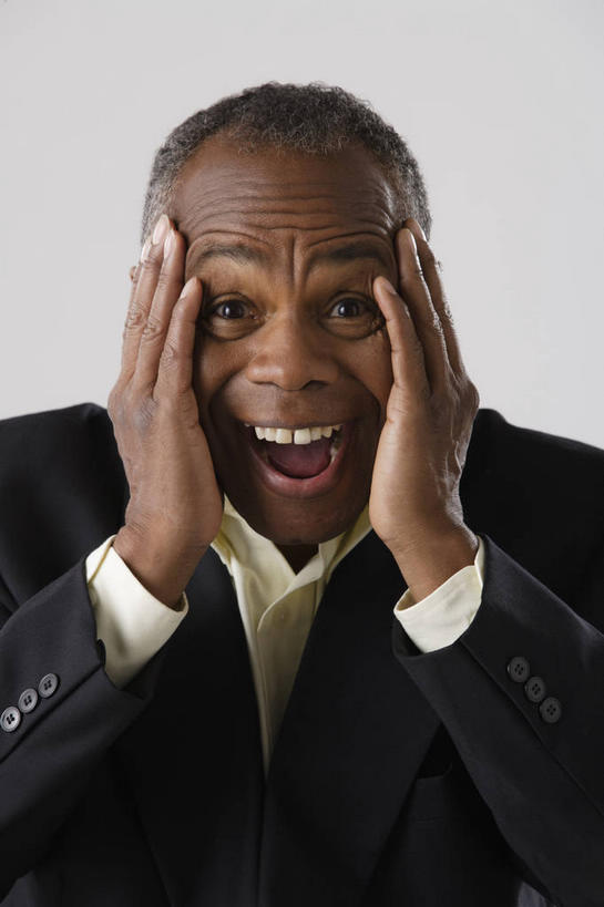 西方人,脸,头,脸颊,手,一个人,商务人士,商务男性,摸,竖图,室内,特写,白天,正面,衬衫,兴奋,欧洲,非洲,黑人,欧洲人,双手,仅一个男性,仅一个人,仅一个中年男性,抚摸,灰色背景,套装,注视,肩膀,观察,看,张嘴,手部,摄影,影棚,观看,察看,关注,商务装,张大嘴巴,工薪阶层,男人,男性,中年男性,非洲人,头部,脸部,脸蛋,面部,白领,上班族,张开嘴,触摸,接触,半身,彩图,影棚拍摄,衬衣,高兴,拍摄