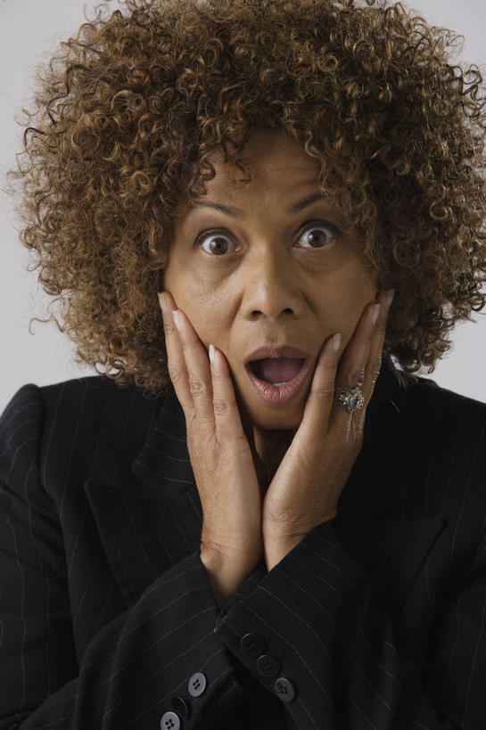 西方人,脸,头,脸颊,手,头发,一个人,商务人士,商务女性,摸,竖图,室内,特写,白天,正面,爱情,欧洲,非洲,黑人,欧洲人,双手,仅一个女性,仅一个人,抚摸,灰色背景,套装,惊讶,棕色,浪漫,注视,装饰品,戒指,饰品,首饰,观察,看,张嘴,仅一个中年女性,手部,恩爱,摄影,影棚,观看,惊奇,信物,察看,权利,关注,商务装,张大嘴巴,工薪阶层,手饰,女人,女性,中年女性,非洲人,头部,卷发,脸部,脸蛋,面部,白领,上班族,张开嘴,触摸,接触,半身,彩图,影棚拍摄,拍摄,短发