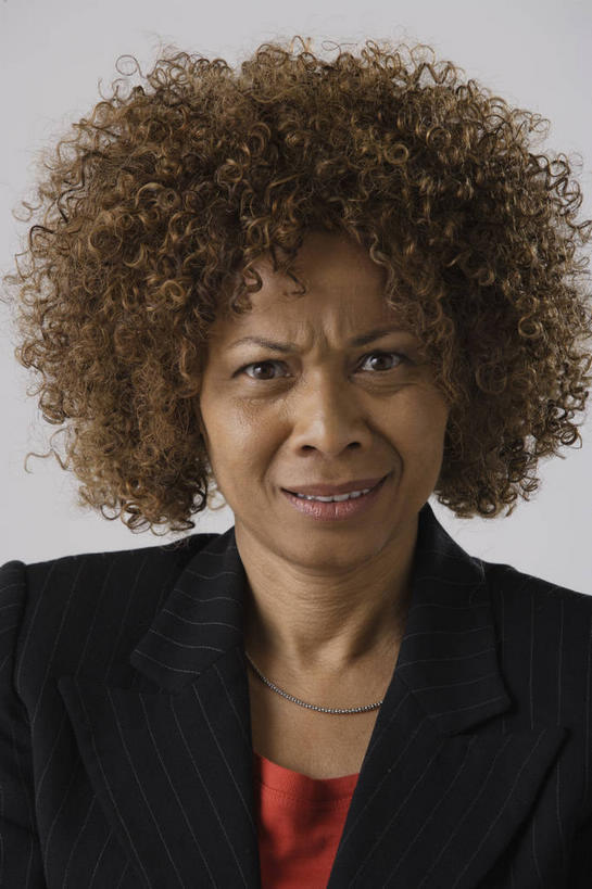 西方人,脸,头,脸颊,脖子,头发,一个人,商务人士,商务女性,笑,微笑,露齿笑,竖图,室内,特写,白天,正面,项链,欧洲,非洲,黑人,欧洲人,仅一个女性,仅一个人,灰色背景,套装,棕色,注视,肩膀,装饰品,饰品,首饰,观察,看,仅一个中年女性,摄影,影棚,观看,察看,关注,商务装,工薪阶层,女人,女性,中年女性,非洲人,头部,卷发,脖,颈,颈部,脸部,脸蛋,面部,白领,上班族,半身,彩图,影棚拍摄,拍摄,短发