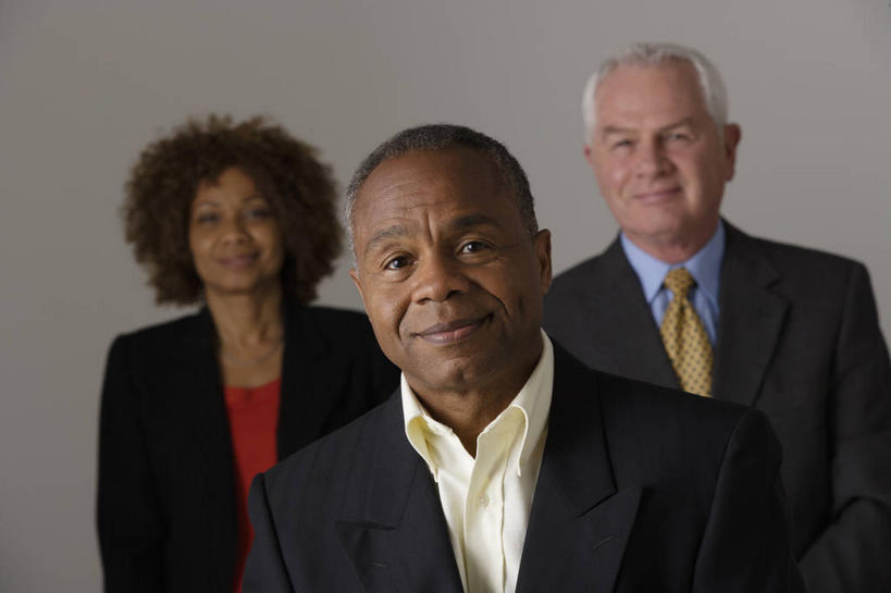 西方人,三个人,同事,商务人士,商务男性,商务女性,站,笑,微笑,横图,室内,白天,正面,衬衫,成功,合作,团队,集体,信心,欧洲,非洲,黑人,欧洲人,灰色背景,套装,领带,注视,队伍,观察,看,站着,摄影,影棚,观看,察看,领导,象征,庄重,成就,关注,商务装,身份,合伙,领袖,工薪阶层,正式,地位,老年男性,男人,男性,女人,女性,中年男性,中年女性,白种人,非洲人,白领,上班族,站立,半身,彩图,影棚拍摄,衬衣,拍摄