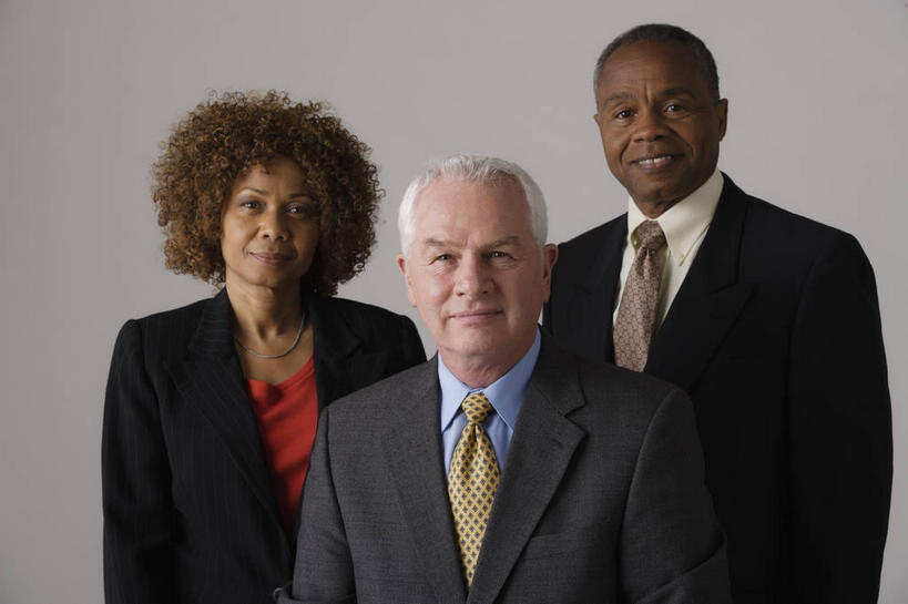 西方人,三个人,同事,商务人士,商务男性,商务女性,站,笑,微笑,横图,室内,白天,正面,衬衫,成功,合作,团队,集体,信心,欧洲,非洲,黑人,欧洲人,灰色背景,套装,领带,注视,队伍,观察,看,站着,摄影,影棚,观看,察看,领导,象征,庄重,成就,关注,商务装,身份,合伙,领袖,工薪阶层,正式,地位,老年男性,男人,男性,女人,女性,中年男性,中年女性,白种人,非洲人,白领,上班族,站立,半身,彩图,影棚拍摄,衬衣,拍摄