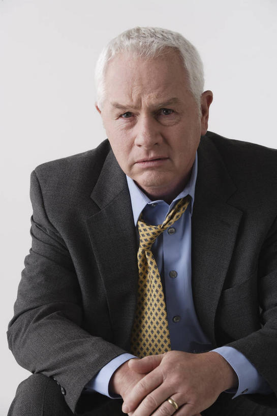 西方人,一个人,商务人士,商务男性,坐,竖图,室内,白天,正面,衬衫,失败,欧洲,欧洲人,仅一个男性,仅一个人,握,灰色背景,套装,沮丧,领带,注视,观察,看,仅一个老年男性,难受,无奈,握着,摄影,影棚,观看,失望,悲伤,察看,伤心,难过,象征,庄重,关注,失落,商务装,身份,工薪阶层,颓废,挫败,受挫,落败,落空,错过,失足,失意,失策,失算,颓丧,衰颓,悲哀,懊丧,颓靡,气馁,丧气,正式,地位,败北,挫折,失利,老年男性,男人,男性,白种人,白领,上班族,坐着,半身,彩图,影棚拍摄,衬衣,拍摄