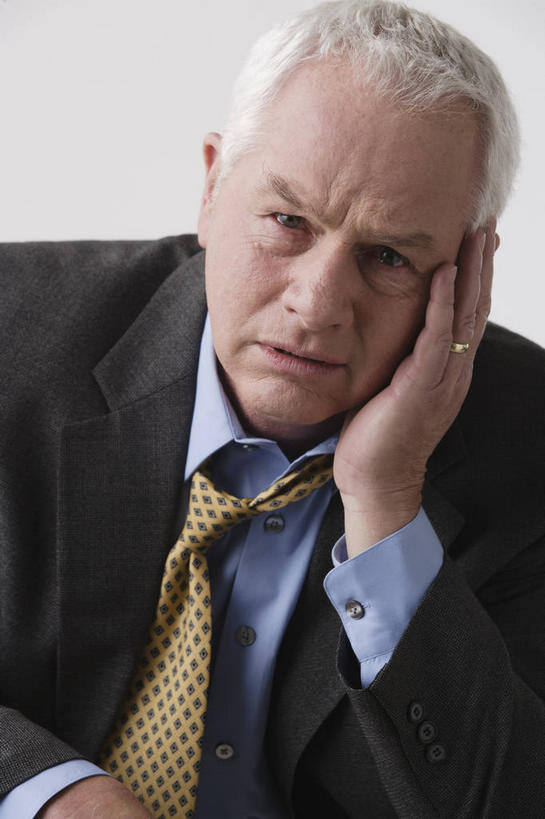 西方人,一个人,商务人士,商务男性,坐,竖图,室内,白天,正面,衬衫,爱情,失败,欧洲,欧洲人,仅一个男性,仅一个人,撑,灰色背景,套装,沮丧,领带,浪漫,托腮,注视,装饰品,戒指,饰品,首饰,观察,看,托,仅一个老年男性,难受,恩爱,无奈,摄影,影棚,观看,失望,悲伤,信物,察看,伤心,难过,权利,象征,庄重,关注,托下巴,失落,商务装,身份,工薪阶层,颓废,挫败,受挫,落败,落空,错过,失足,失意,失策,失算,颓丧,衰颓,悲哀,懊丧,颓靡,气馁,丧气,正式,地位,手饰,单手托腮,败北,挫折,失利,老年男性,男人,男性,白种人,白领,上班族,坐着,半身,彩图,影棚拍摄,衬衣,拍摄