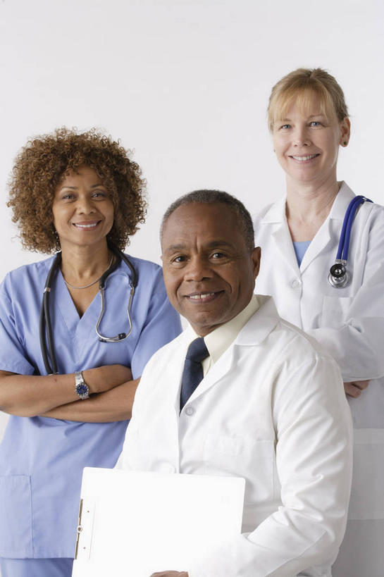 西方人,三个人,伙伴,朋友,医生,护士,站,笑,双手交叉,微笑,露齿笑,竖图,室内,白天,正面,工作服,制服,友谊,合作,团队,欧洲,非洲,黑人,欧洲人,握,灰色背景,材料,档案,文件,纸,领带,拿,拿着,注视,蓝色,手稿,听诊器,资料,观察,记录,看,站着,医护人员,医疗人员,战略,握着,摄影,影棚,观看,证明,察看,医疗设备,双手抱胸,白衣天使,象征,庄重,白大褂,关注,文档,医疗器械,防护服,身份,医疗工具,隔离服,无菌服,记载,联合,合谋,正式,地位,工作制服,记实,纪录,检测工具,配合,协作,男人,男性,女人,女性,中年男性,中年女性,白种人,非洲人,大夫,站立,半身,彩图,影棚拍摄,工作套服,拍摄,防静电工装,隔工作服,洁净工装,洁净工作服,净化服,无尘工作服,无尘衣,病历