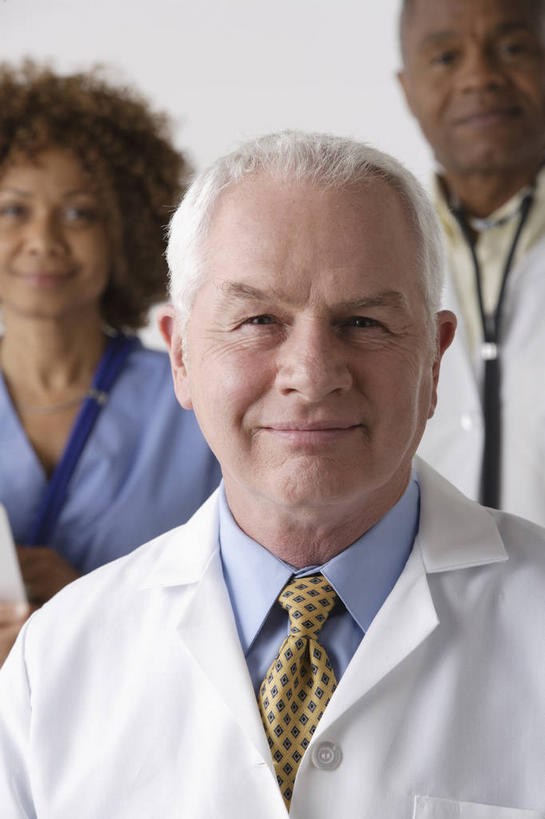 西方人,三个人,伙伴,朋友,医生,护士,站,笑,微笑,竖图,室内,白天,正面,友谊,合作,团队,欧洲,非洲,黑人,欧洲人,灰色背景,领带,注视,听诊器,观察,看,站着,医护人员,医疗人员,战略,摄影,影棚,观看,察看,医疗设备,白衣天使,象征,庄重,白大褂,关注,医疗器械,身份,医疗工具,联合,合谋,正式,地位,检测工具,配合,协作,老年男性,男人,男性,女人,女性,中年男性,中年女性,白种人,非洲人,大夫,站立,半身,彩图,影棚拍摄,拍摄