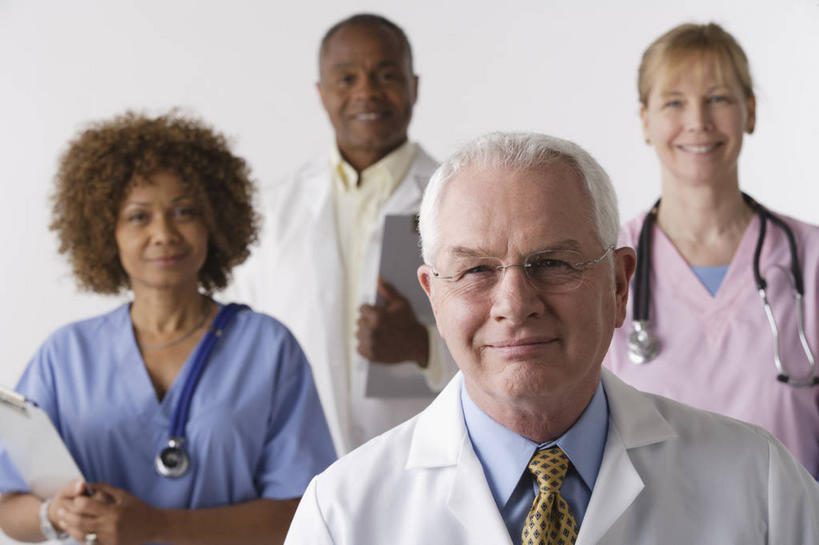 西方人,四个人,伙伴,朋友,医生,护士,站,笑,微笑,横图,室内,白天,正面,工作服,制服,友谊,合作,团队,欧洲,非洲,黑人,欧洲人,握,灰色背景,材料,档案,文件,纸,领带,拿,拿着,注视,粉色,蓝色,手稿,听诊器,资料,观察,记录,看,站着,医护人员,医疗人员,战略,握着,摄影,影棚,观看,证明,察看,医疗设备,白衣天使,象征,庄重,白大褂,关注,文档,医疗器械,防护服,身份,医疗工具,隔离服,无菌服,记载,联合,合谋,正式,地位,工作制服,记实,纪录,检测工具,配合,协作,老年男性,男人,男性,女人,女性,中年男性,中年女性,白种人,非洲人,大夫,站立,半身,彩图,影棚拍摄,工作套服,拍摄,防静电工装,隔工作服,洁净工装,洁净工作服,净化服,无尘工作服,无尘衣,病历