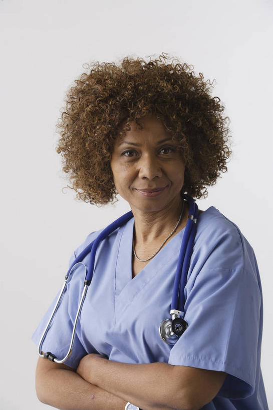 西方人,一个人,护士,站,笑,双手交叉,微笑,竖图,室内,白天,正面,工作服,制服,欧洲,非洲,黑人,欧洲人,仅一个女性,仅一个人,灰色背景,注视,蓝色,听诊器,观察,看,站着,仅一个中年女性,摄影,影棚,观看,察看,医疗设备,双手抱胸,白衣天使,关注,医疗器械,防护服,医疗工具,隔离服,无菌服,工作制服,检测工具,女人,女性,中年女性,非洲人,站立,半身,彩图,影棚拍摄,工作套服,拍摄,防静电工装,隔工作服,洁净工装,洁净工作服,净化服,无尘工作服,无尘衣