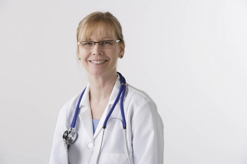 西方人,一个人,医生,站,笑,微笑,露齿笑,横图,室内,白天,白色背景,正面,工作服,制服,欧洲,欧洲人,仅一个女性,仅一个人,一副,眼镜,注视,白色,听诊器,观察,看,站着,仅一个中年女性,医护人员,医疗人员,摄影,影棚,观看,察看,医疗设备,白大褂,关注,医疗器械,医疗工具,近视眼镜,工作制服,检测工具,女人,女性,中年女性,白种人,大夫,站立,半身,彩图,影棚拍摄,工作套服,拍摄