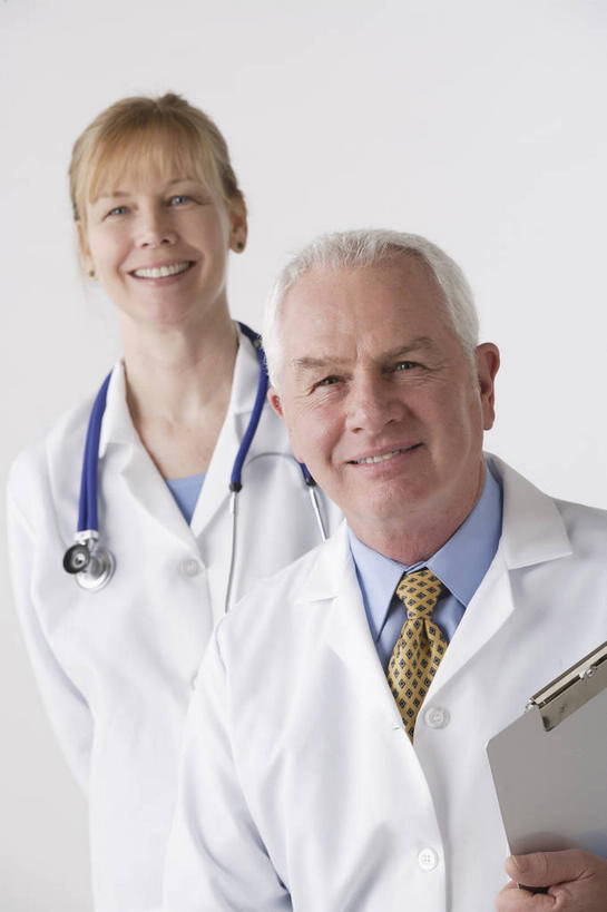 西方人,两个人,伙伴,朋友,医生,站,笑,微笑,露齿笑,竖图,室内,白天,白色背景,正面,工作服,制服,友谊,合作,团队,欧洲,欧洲人,一副,握,材料,档案,文件,眼镜,纸,领带,拿,拿着,注视,白色,手稿,听诊器,资料,观察,记录,看,站着,医护人员,医疗人员,战略,握着,摄影,影棚,观看,老花镜,证明,察看,医疗设备,象征,庄重,白大褂,关注,文档,医疗器械,身份,医疗工具,记载,联合,合谋,正式,地位,工作制服,记实,纪录,远视眼镜,检测工具,配合,协作,老年男性,男人,男性,女人,女性,中年女性,白种人,大夫,站立,半身,彩图,影棚拍摄,工作套服,拍摄,病历