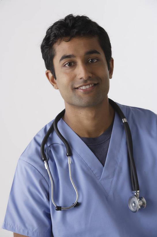 一个人,护士,站,笑,微笑,露齿笑,竖图,室内,白天,白色背景,正面,工作服,制服,亚洲,仅一个男性,仅一个人,注视,仅一个年轻男性,蓝色,听诊器,观察,看,站着,摄影,影棚,观看,察看,医疗设备,白衣天使,关注,医疗器械,防护服,医疗工具,隔离服,无菌服,工作制服,检测工具,男人,男性,年轻男性,亚洲人,印度人,站立,半身,彩图,影棚拍摄,工作套服,拍摄,防静电工装,隔工作服,洁净工装,洁净工作服,净化服,无尘工作服,无尘衣