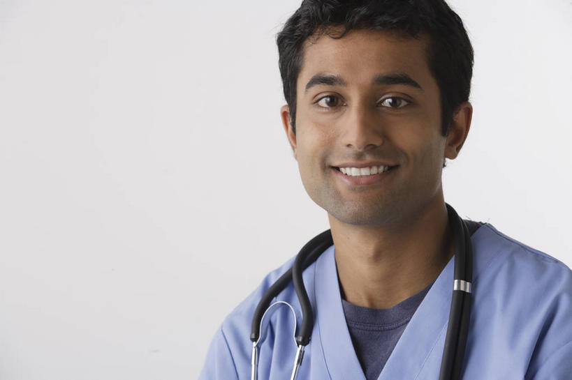 脸,头,脸颊,脖子,一个人,护士,笑,微笑,露齿笑,横图,室内,特写,白天,白色背景,正面,工作服,制服,亚洲,仅一个男性,仅一个人,注视,肩膀,仅一个年轻男性,蓝色,听诊器,观察,看,摄影,影棚,观看,察看,医疗设备,白衣天使,关注,医疗器械,防护服,医疗工具,隔离服,无菌服,工作制服,检测工具,男人,男性,年轻男性,亚洲人,印度人,头部,脖,颈,颈部,脸部,脸蛋,面部,半身,彩图,影棚拍摄,工作套服,拍摄,防静电工装,隔工作服,洁净工装,洁净工作服,净化服,无尘工作服,无尘衣