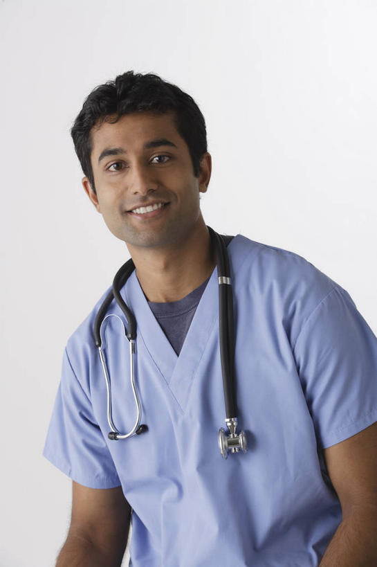 一个人,护士,站,笑,微笑,露齿笑,竖图,室内,白天,白色背景,正面,工作服,制服,亚洲,仅一个男性,仅一个人,注视,仅一个年轻男性,蓝色,听诊器,观察,看,站着,摄影,影棚,观看,察看,医疗设备,白衣天使,关注,医疗器械,防护服,医疗工具,隔离服,无菌服,工作制服,检测工具,男人,男性,年轻男性,亚洲人,印度人,站立,半身,彩图,影棚拍摄,工作套服,拍摄,防静电工装,隔工作服,洁净工装,洁净工作服,净化服,无尘工作服,无尘衣