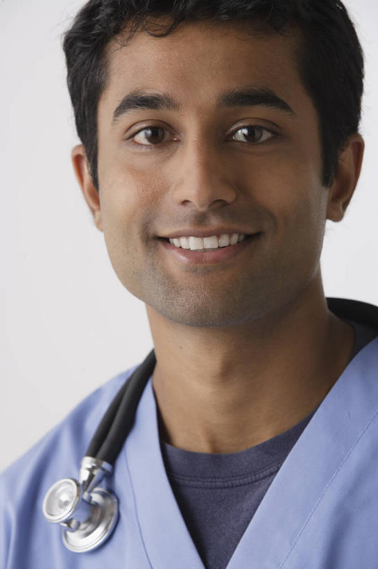 脸,头,脸颊,脖子,一个人,护士,笑,微笑,露齿笑,竖图,室内,特写,白天,白色背景,正面,工作服,制服,亚洲,仅一个男性,仅一个人,注视,肩膀,仅一个年轻男性,蓝色,听诊器,观察,看,摄影,影棚,观看,察看,医疗设备,白衣天使,关注,医疗器械,防护服,医疗工具,隔离服,无菌服,工作制服,检测工具,男人,男性,年轻男性,亚洲人,印度人,头部,脖,颈,颈部,脸部,脸蛋,面部,半身,彩图,影棚拍摄,工作套服,拍摄,防静电工装,隔工作服,洁净工装,洁净工作服,净化服,无尘工作服,无尘衣