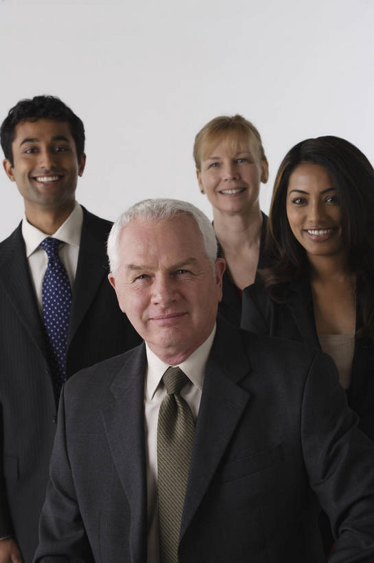 东方人,西方人,四个人,同事,商务人士,商务男性,商务女性,站,笑,微笑,露齿笑,竖图,室内,白天,白色背景,正面,衬衫,成功,合作,团队,集体,信心,欧洲,欧洲人,亚洲,套装,领带,注视,黄种人,队伍,观察,看,站着,摄影,影棚,观看,察看,领导,象征,庄重,成就,关注,商务装,身份,合伙,领袖,工薪阶层,正式,地位,老年男性,男人,男性,年轻男性,年轻女性,女人,女性,中年女性,白种人,亚洲人,印度人,白领,上班族,站立,半身,彩图,影棚拍摄,衬衣,拍摄