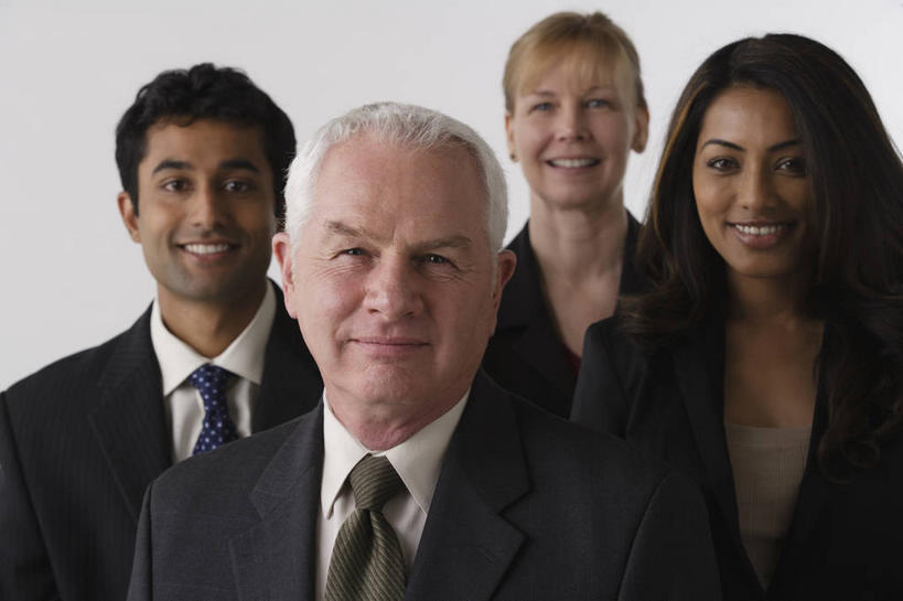 东方人,西方人,四个人,同事,商务人士,商务男性,商务女性,站,笑,微笑,露齿笑,横图,室内,白天,白色背景,正面,衬衫,成功,合作,团队,集体,信心,欧洲,欧洲人,亚洲,套装,领带,注视,黄种人,队伍,观察,看,站着,摄影,影棚,观看,察看,领导,象征,庄重,成就,关注,商务装,身份,合伙,领袖,工薪阶层,正式,地位,老年男性,男人,男性,年轻男性,年轻女性,女人,女性,中年女性,白种人,亚洲人,印度人,白领,上班族,站立,半身,彩图,影棚拍摄,衬衣,拍摄