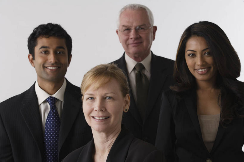 东方人,西方人,四个人,同事,商务人士,商务男性,商务女性,站,笑,微笑,露齿笑,横图,室内,白天,白色背景,正面,衬衫,成功,合作,团队,集体,信心,欧洲,欧洲人,亚洲,套装,领带,注视,黄种人,队伍,观察,看,站着,摄影,影棚,观看,察看,领导,象征,庄重,成就,关注,商务装,身份,合伙,领袖,工薪阶层,正式,地位,老年男性,男人,男性,年轻男性,年轻女性,女人,女性,中年女性,白种人,亚洲人,印度人,白领,上班族,站立,半身,彩图,影棚拍摄,衬衣,拍摄