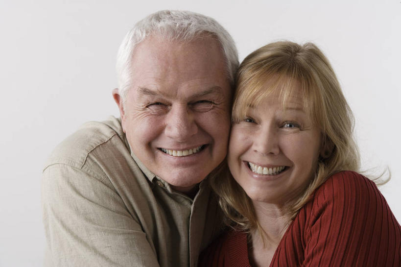 西方人,老年人,两个人,家庭,夫妻,抱,笑,微笑,露齿笑,横图,室内,白天,正面,爱情,欧洲,欧洲人,灰色背景,服装,浪漫,依偎,注视,休闲装,衣服,红色,观察,看,靠,靠着,倚靠,休闲,温暖,温馨,一家人,休闲服,恩爱,恋人,摄影,服饰,影棚,抱着,观看,和睦,察看,搂着,倚着,关注,依附,依赖,投靠,老年男性,老年女性,男人,男性,女人,女性,白种人,夫妇,情侣,怀抱,搂,搂抱,相抱,拥抱,半身,彩图,影棚拍摄,拍摄,伴侣,融洽